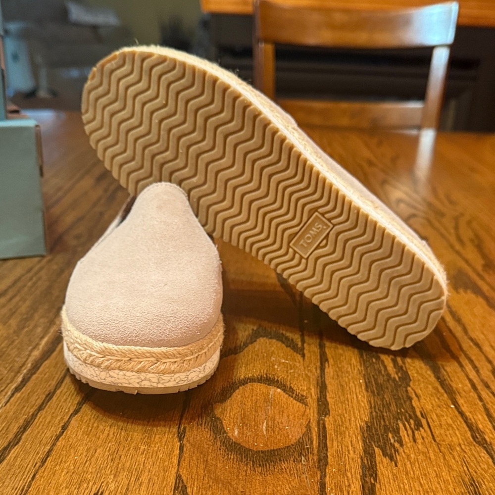 TOMS Woman’s 7.5 W  Brand new just been in my closet.
